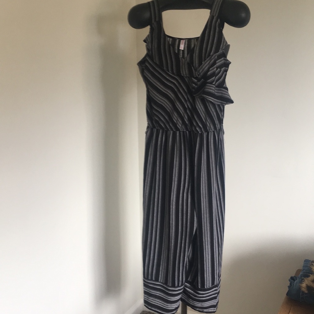 Black and white striped, cropped jumper sz M